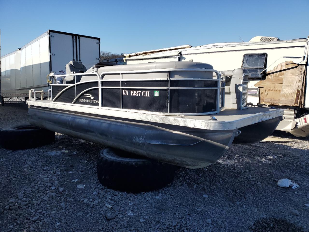 2021 Bennington marine Boat