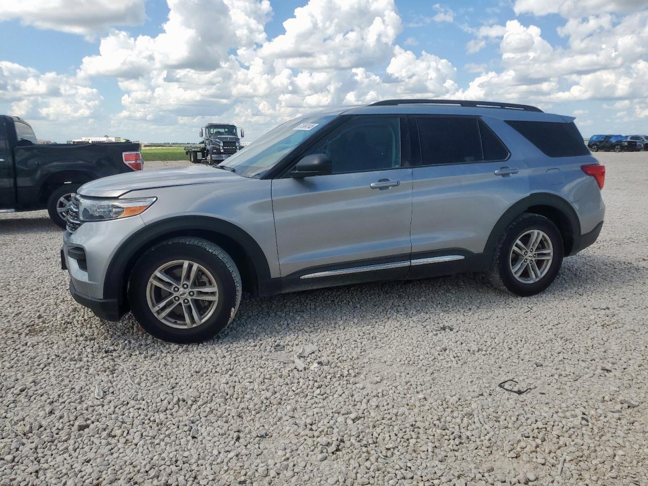 2021 Ford Explorer x