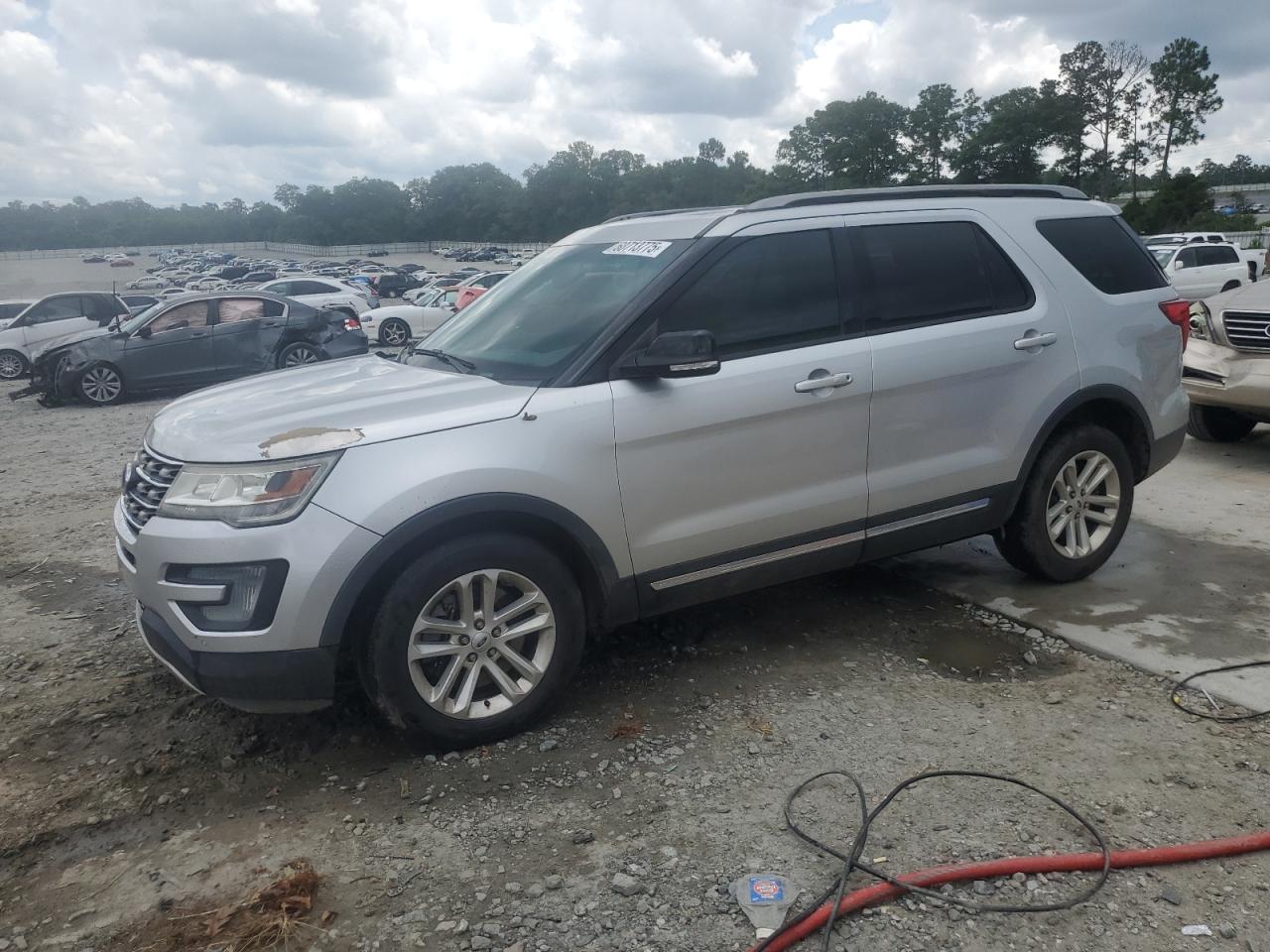 2016 Ford Explorer x