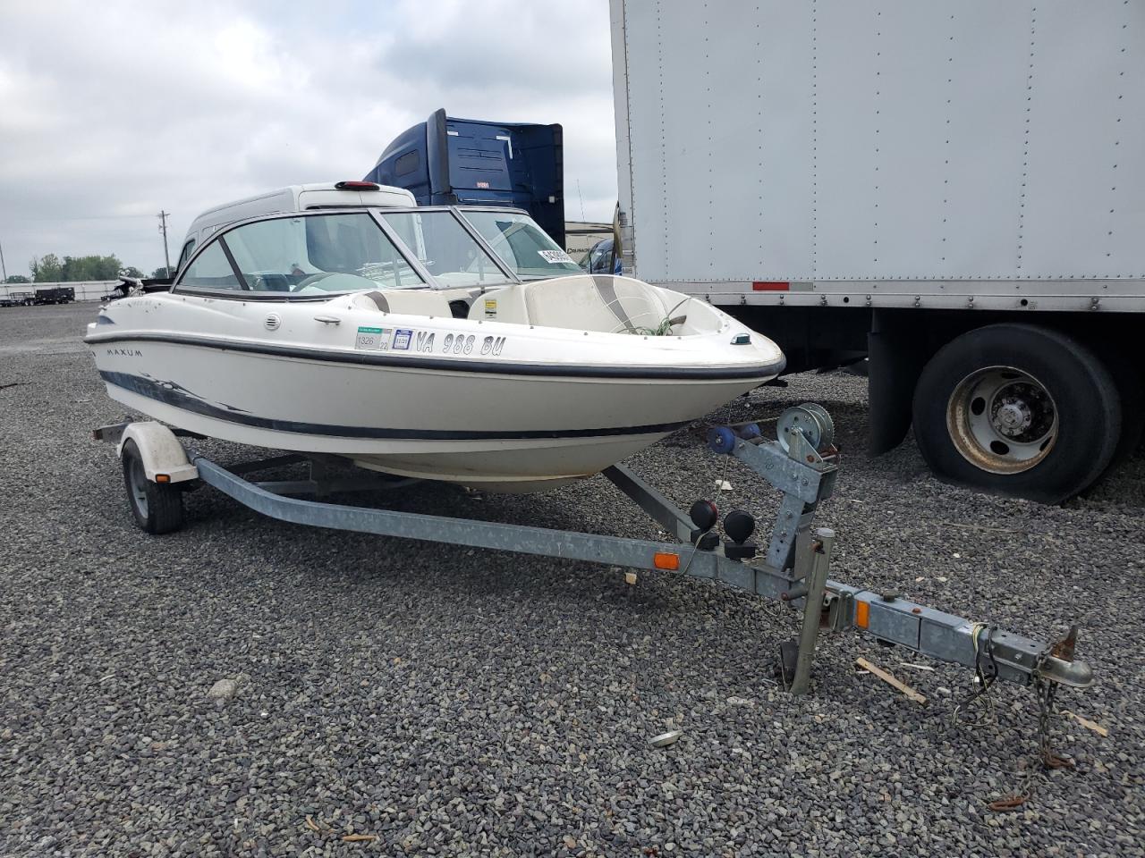 2005 Maxum Boat