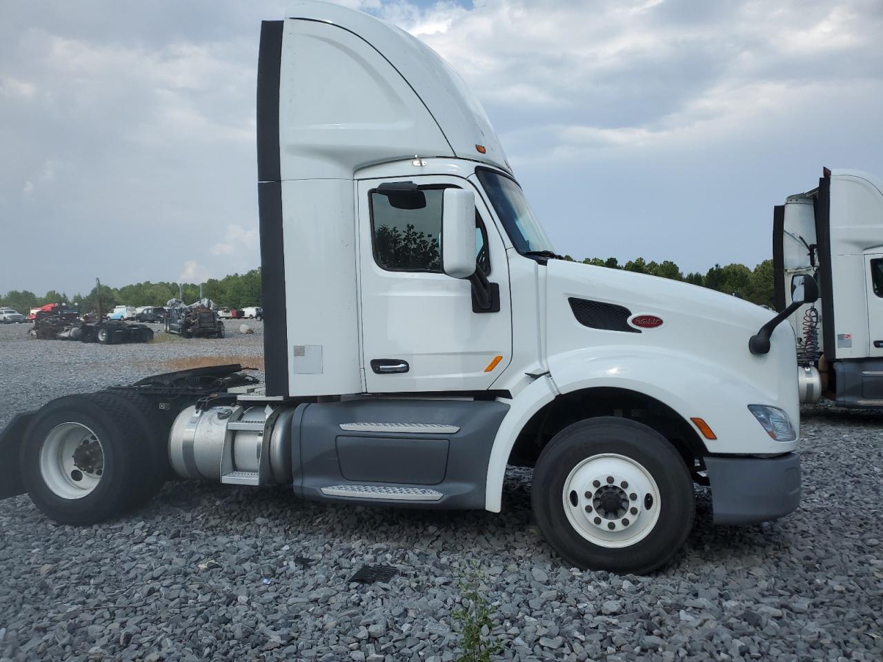 2017 Peterbilt tractor 579