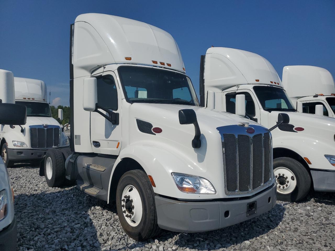 2017 Peterbilt tractor 579
