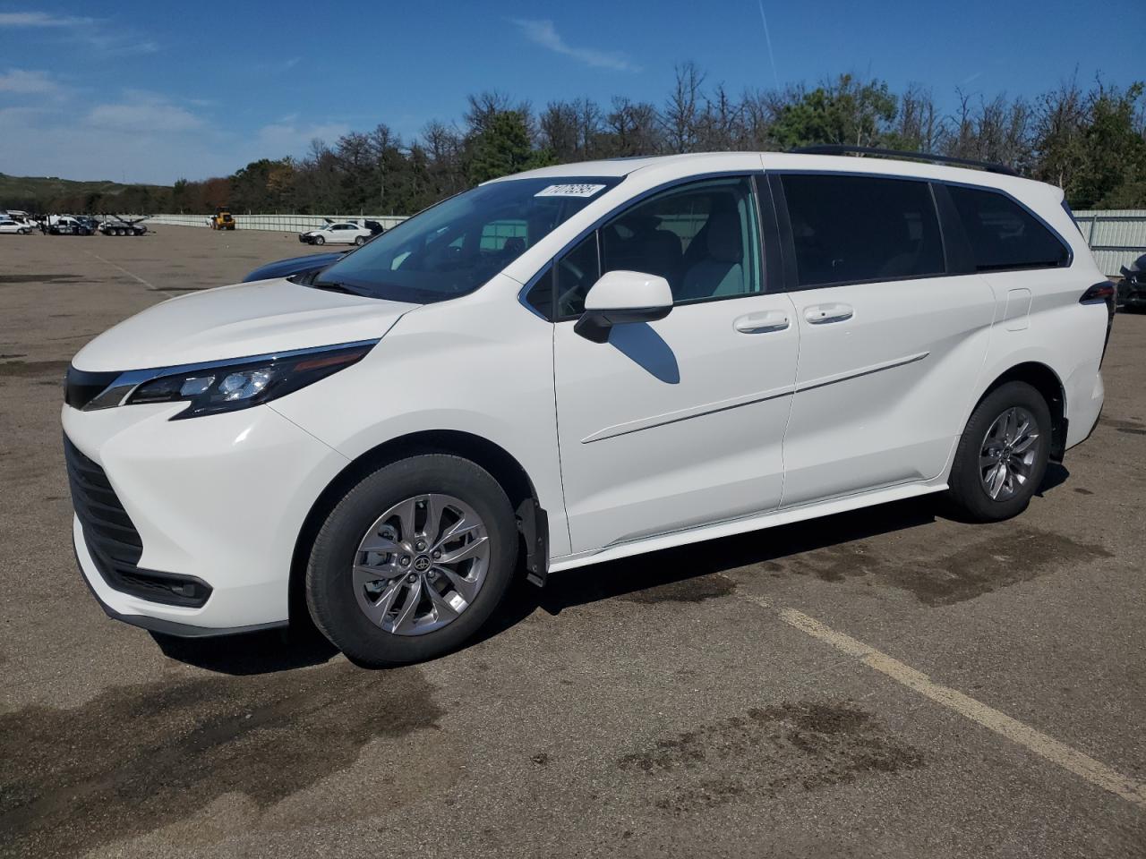 2024 Toyota Sienna le
