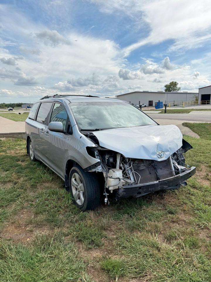2011 Toyota Sienna le