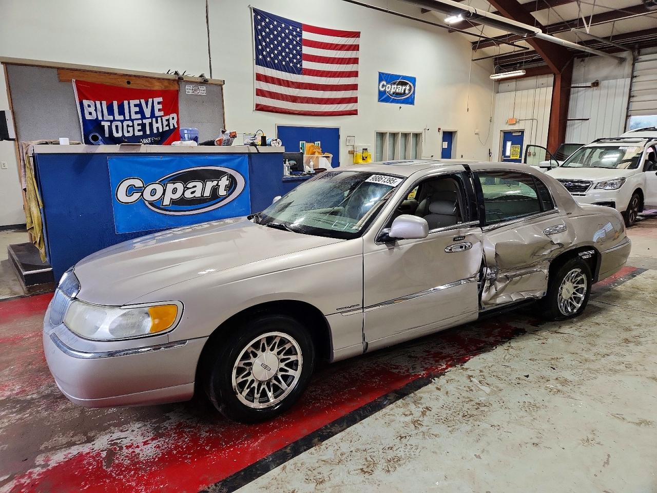 2002 Lincoln Town Car