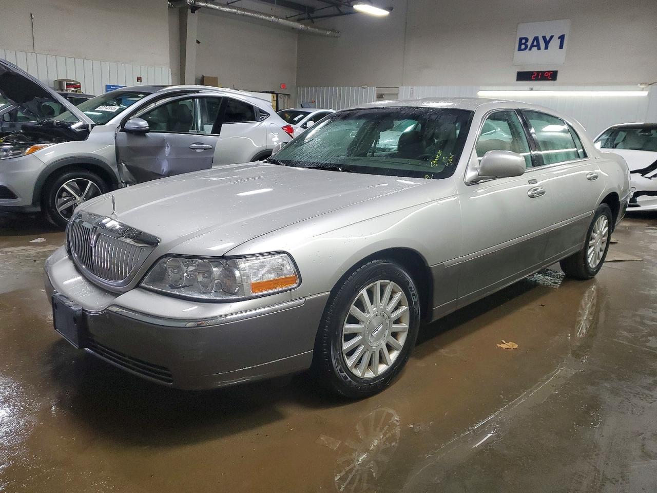 2004 Lincoln Town Car