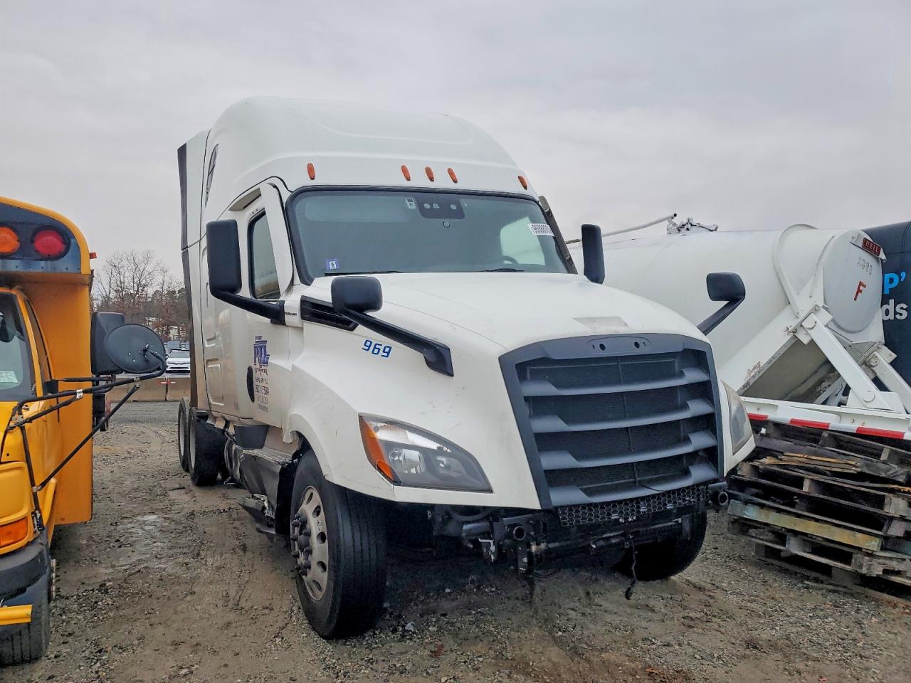 2021 Freightliner Cascadia 126