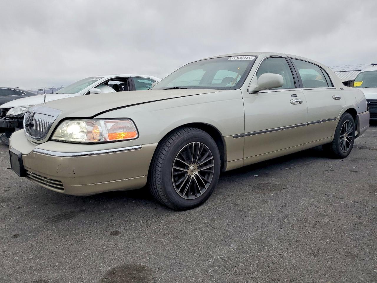 2005 Lincoln Town Car