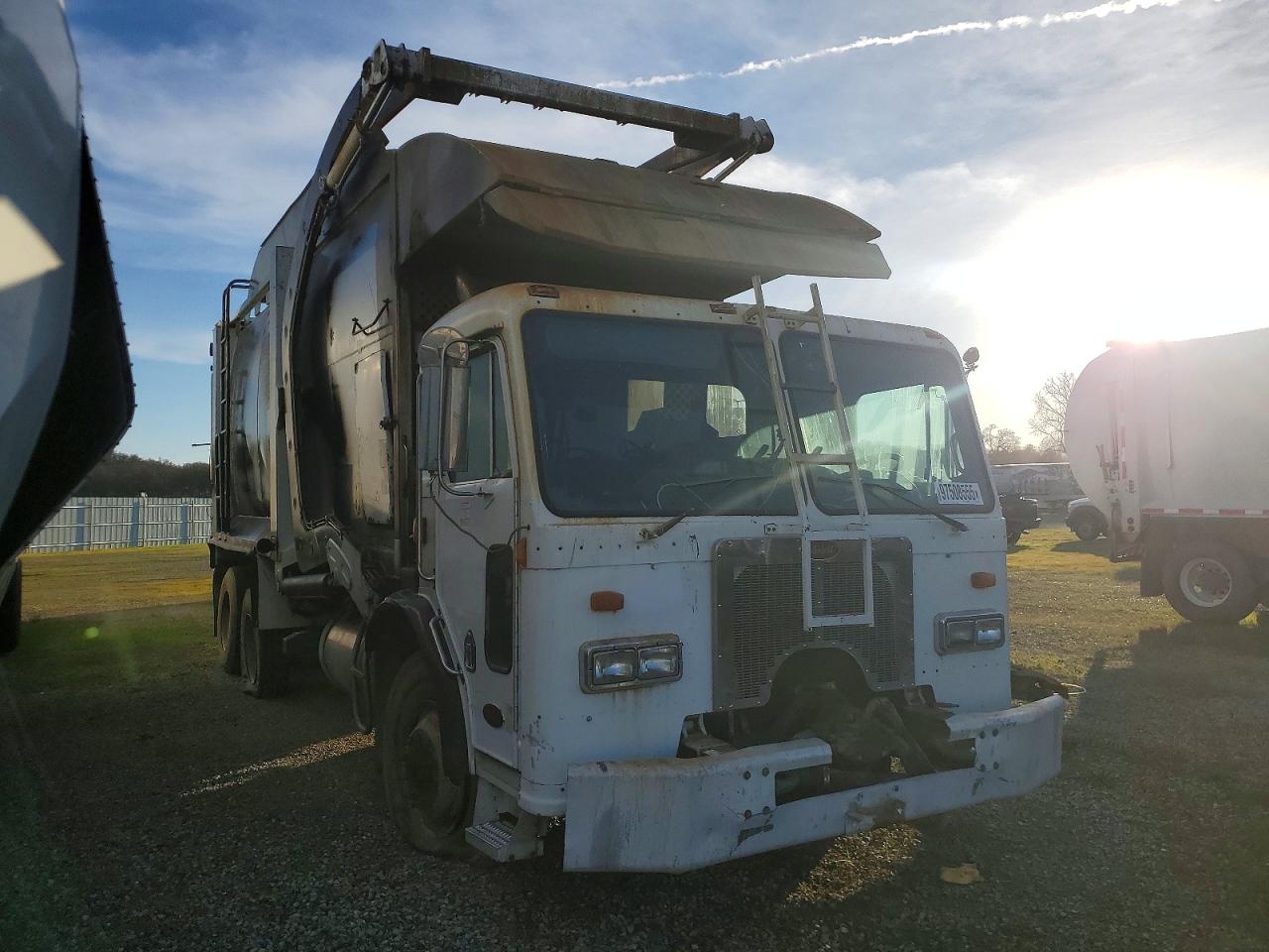 2007 Peterbilt 320