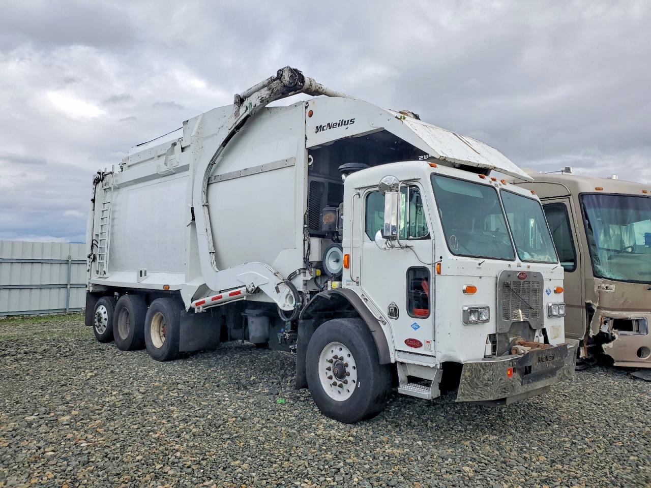 Peterbilt 320