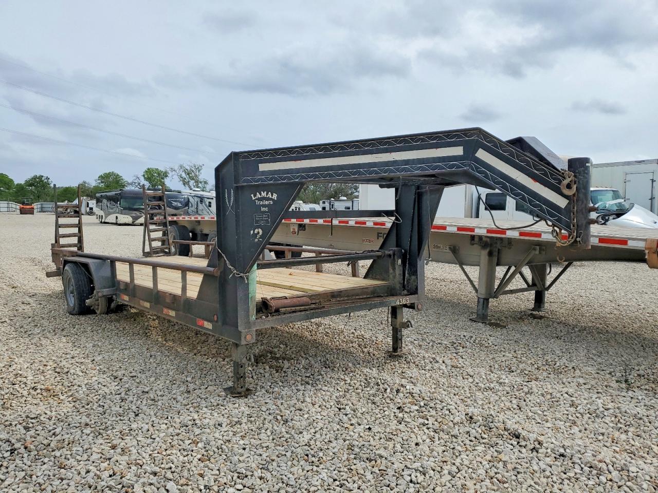 2010 Lamar Trailers Trailer