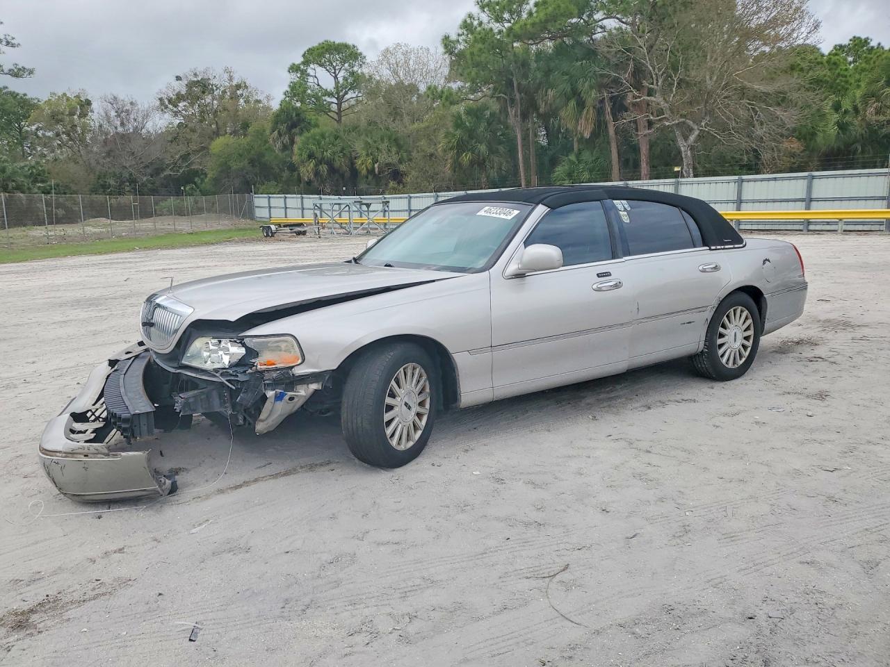 2003 Lincoln Town Car