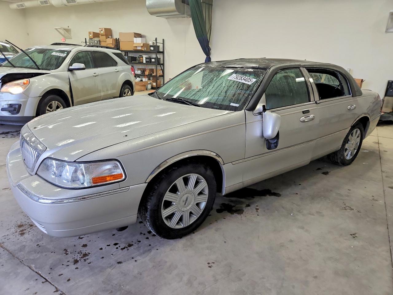 2005 Lincoln Town Car