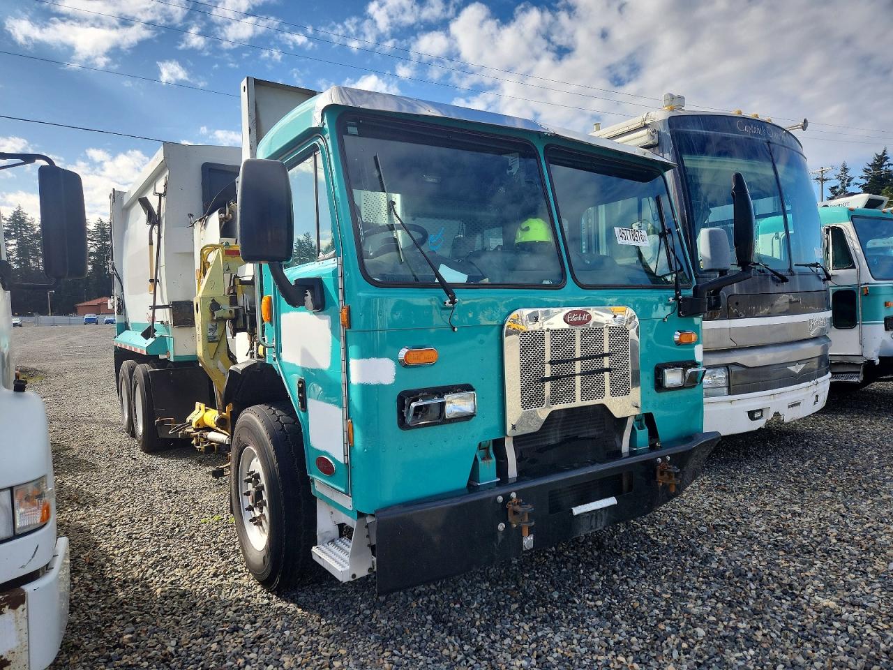 2015 Peterbilt 320