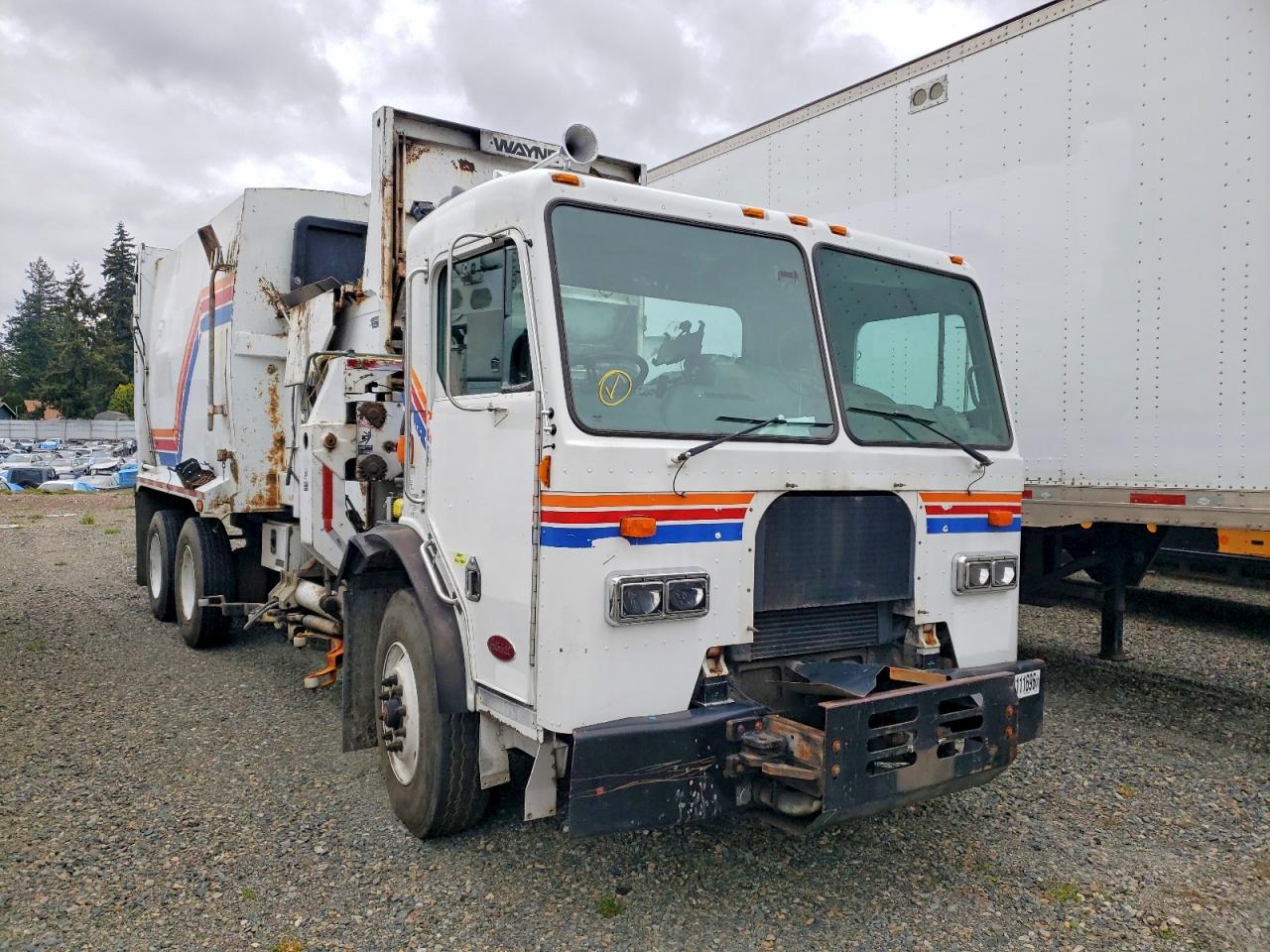 2009 Peterbilt 320