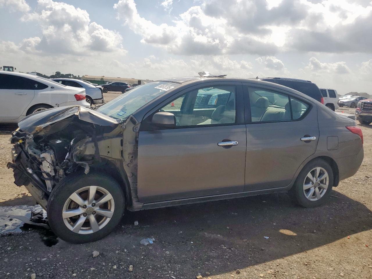 2013 Nissan Versa s S