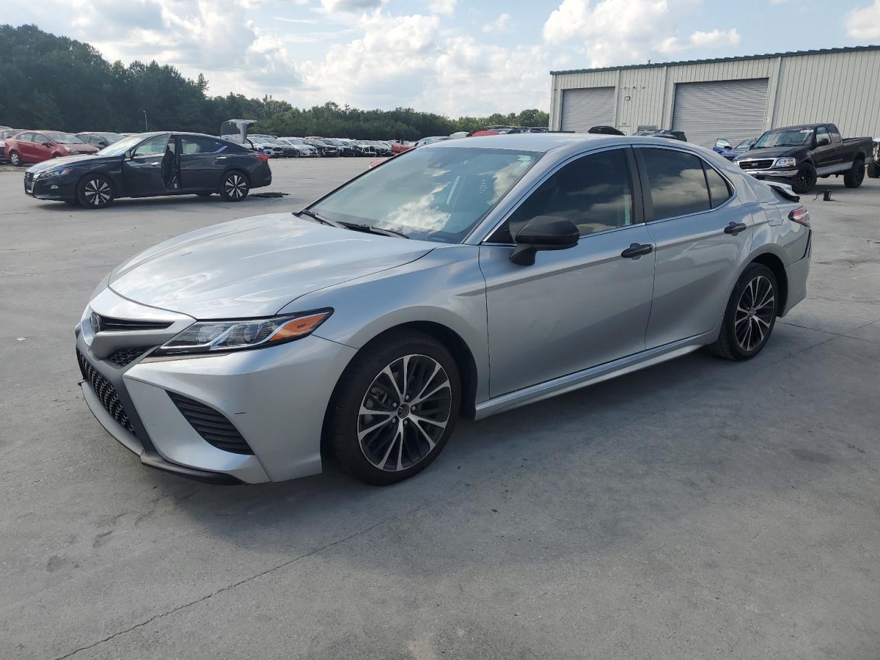 2020 Toyota Camry se SE