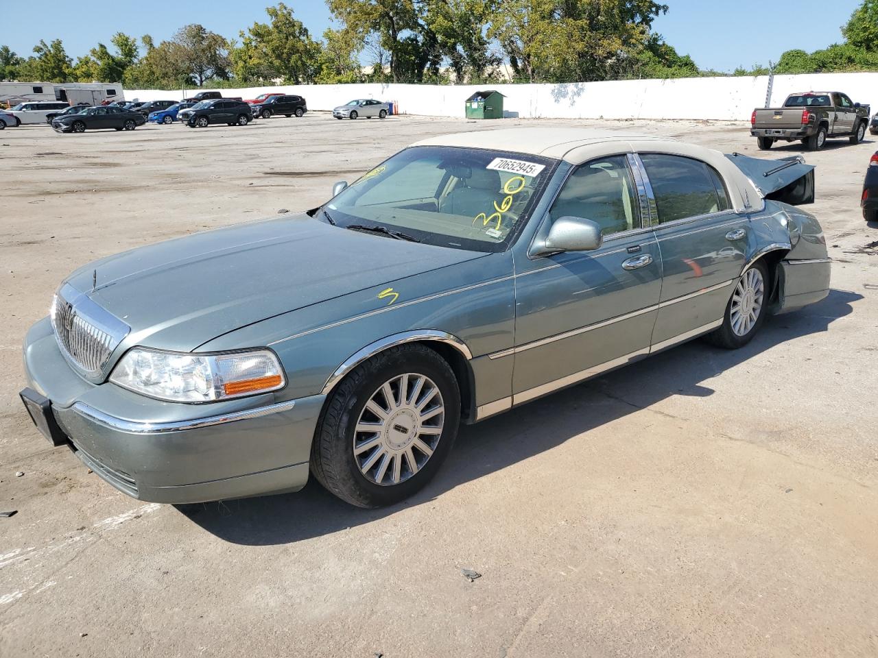 2005 Lincoln Town car signature SIGNATURE