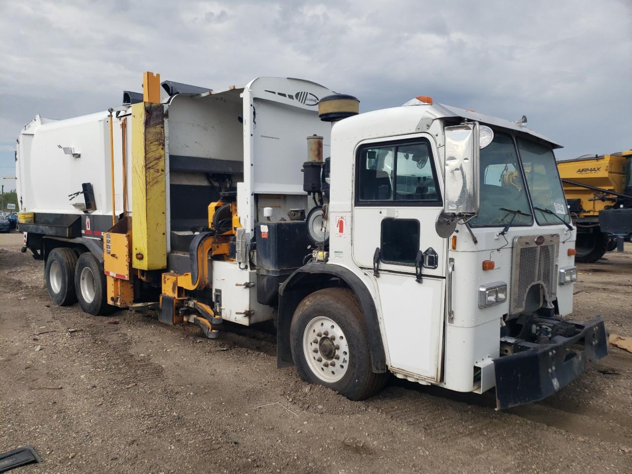 2010 Peterbilt tractor 320