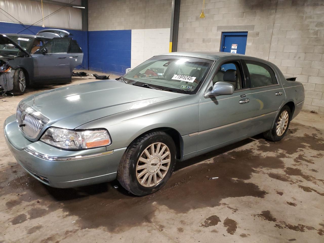 2003 Lincoln Town car s SIGNATURE