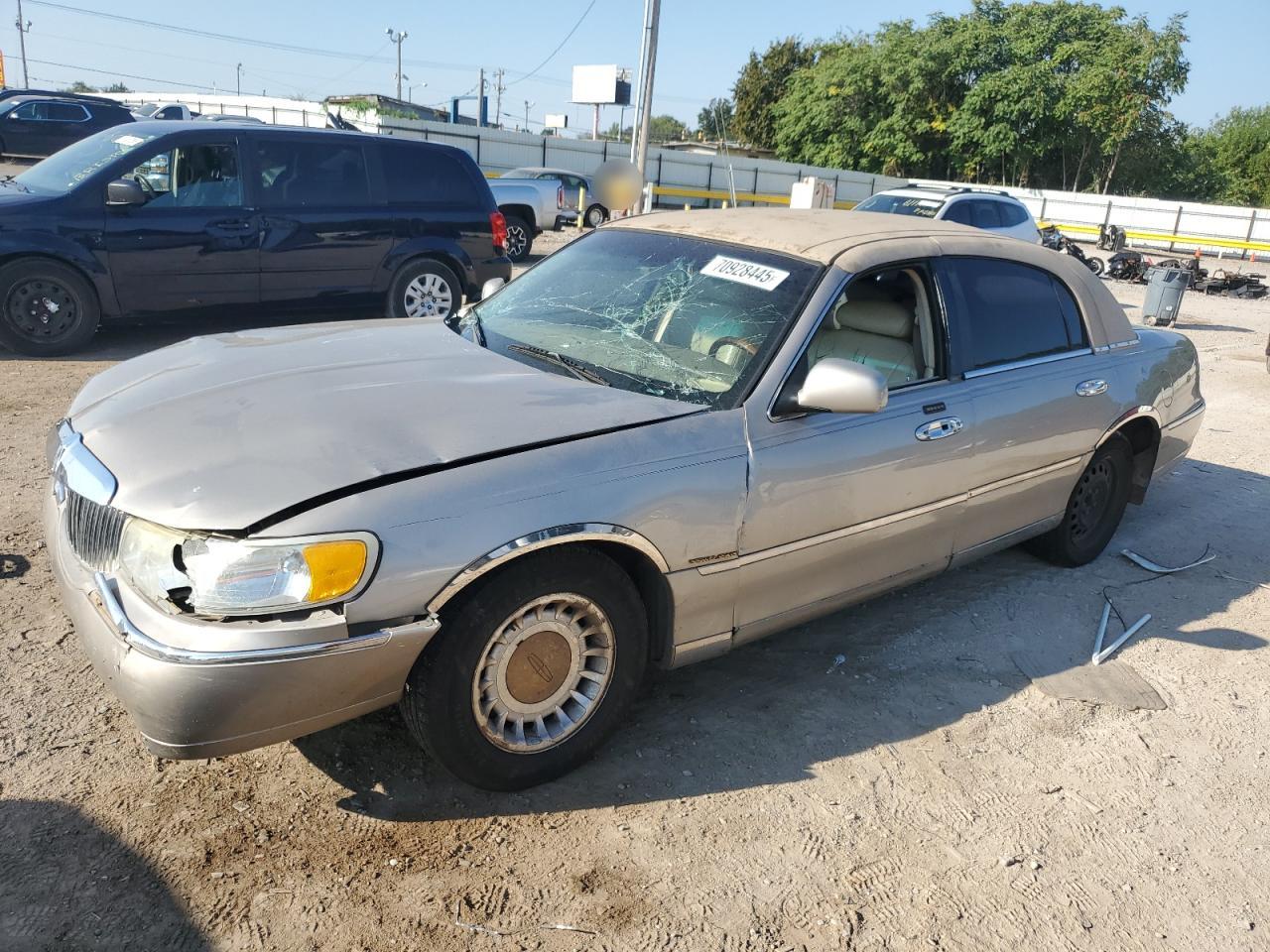2002 Lincoln Town Car