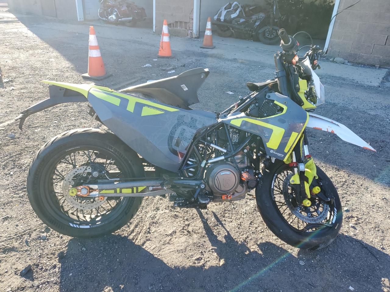 2022 Husqvarna Supermoto 701